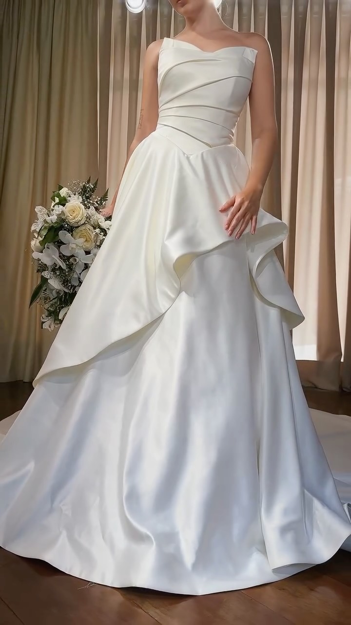 Costas do vestido com buquê