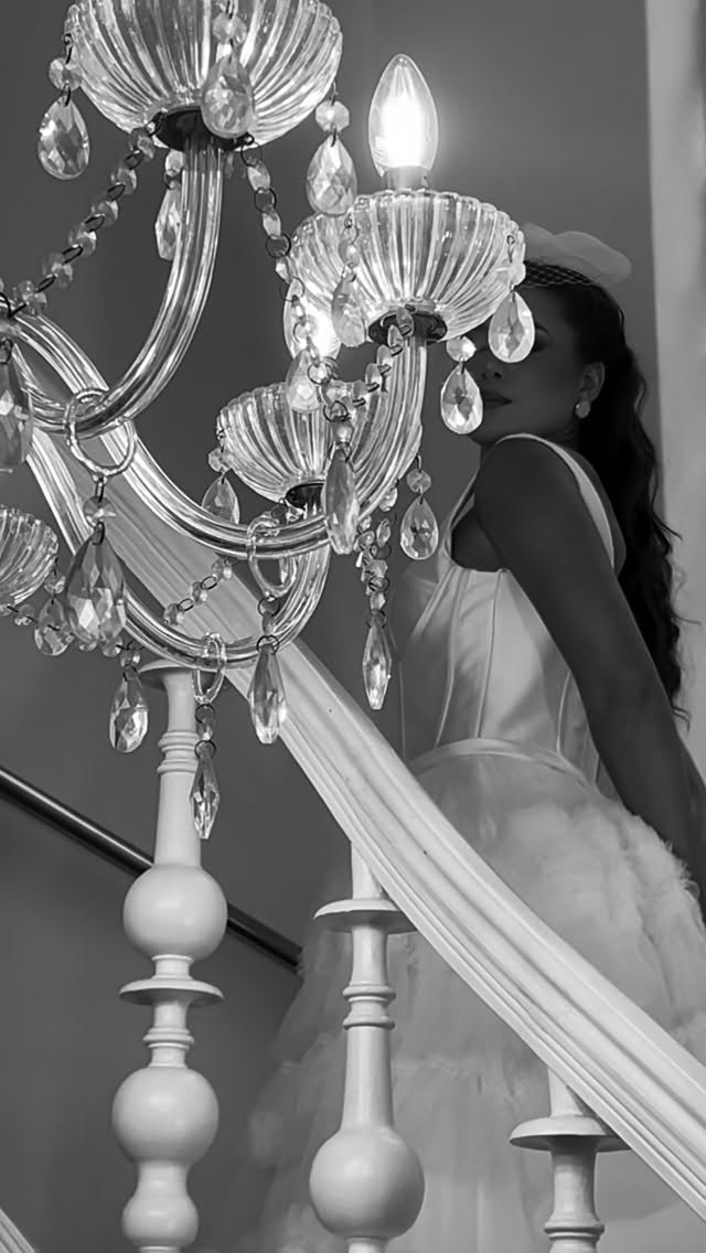 Noiva na escada, atrás do lustre de cristal