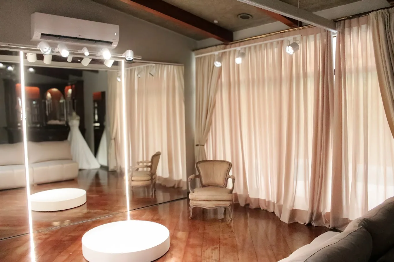 Platô branco diante do espelho com cortinas de linho