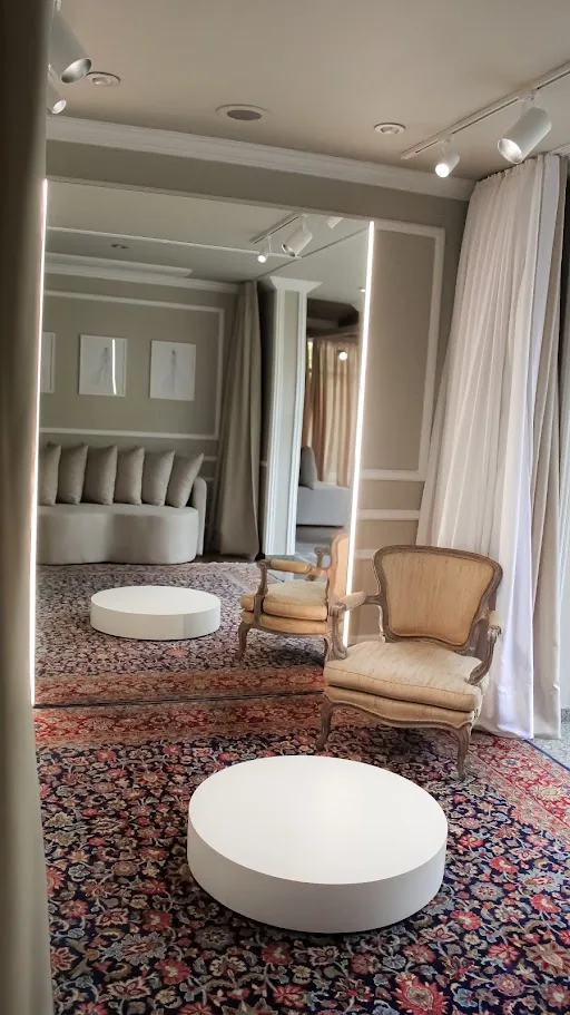 Sala de espera com poltronas clássicas e espelhos
