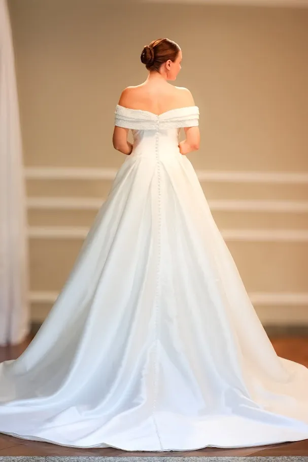 Vestido Dália de costas — botões forrados até a cauda